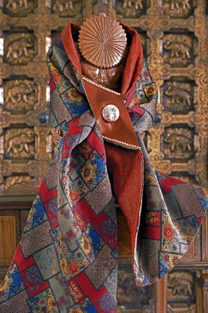 Brocart géométrique doublé matelassé, cuir rouille métallisé, cristal et Agate dentelle